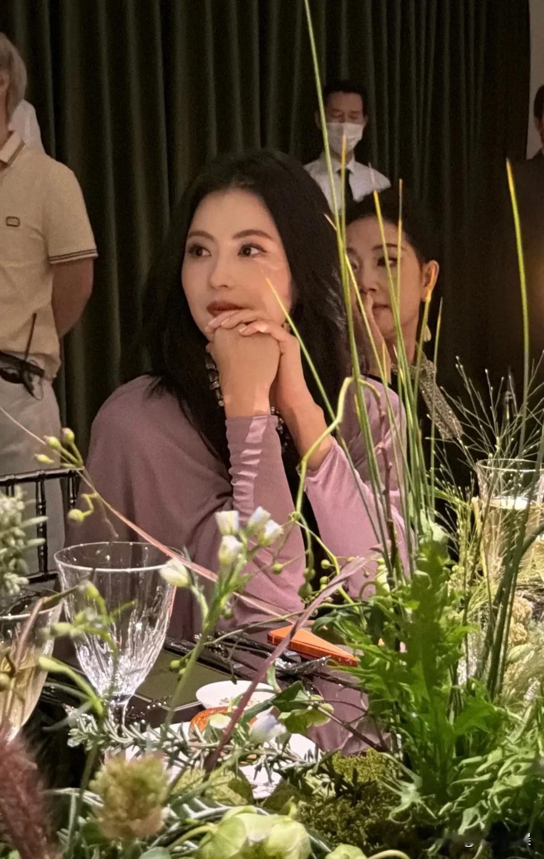 网红就是网红，把那点小心思都写在了脸上。韩安冉现身华伦天奴晚宴，晒照和张柏芝同
