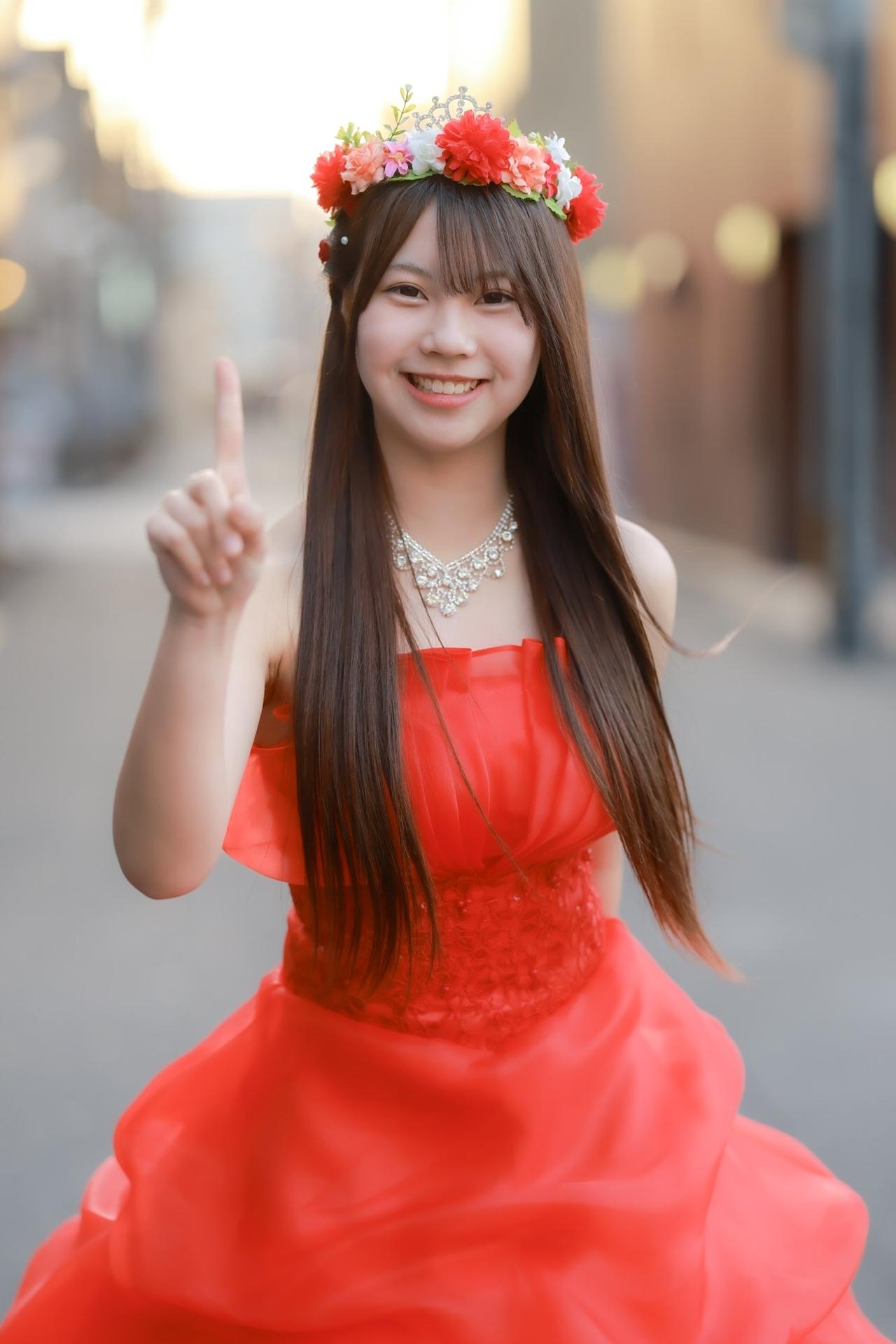 花冠戴美人，笑语动芳心