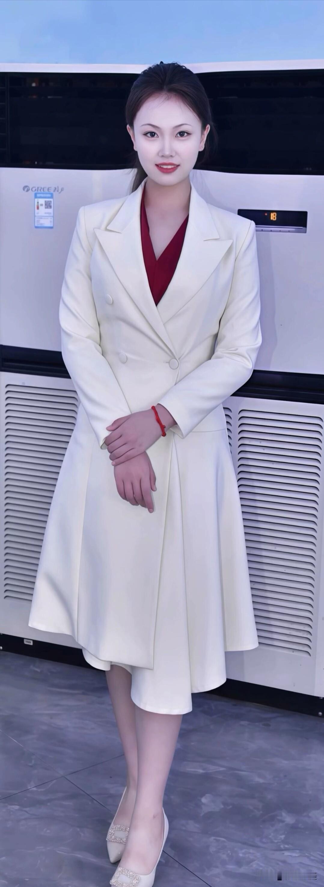 米白色西装裙也太显气质了吧！内搭酒红色打底，简约又大方，日常穿或者正式场合都合适