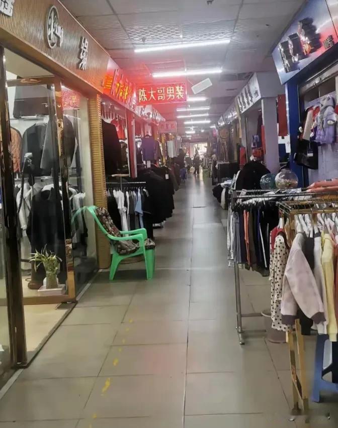 现在电商真是把实体店干翻了。比如说我上次买羽绒服，网上399，商场899，差得多