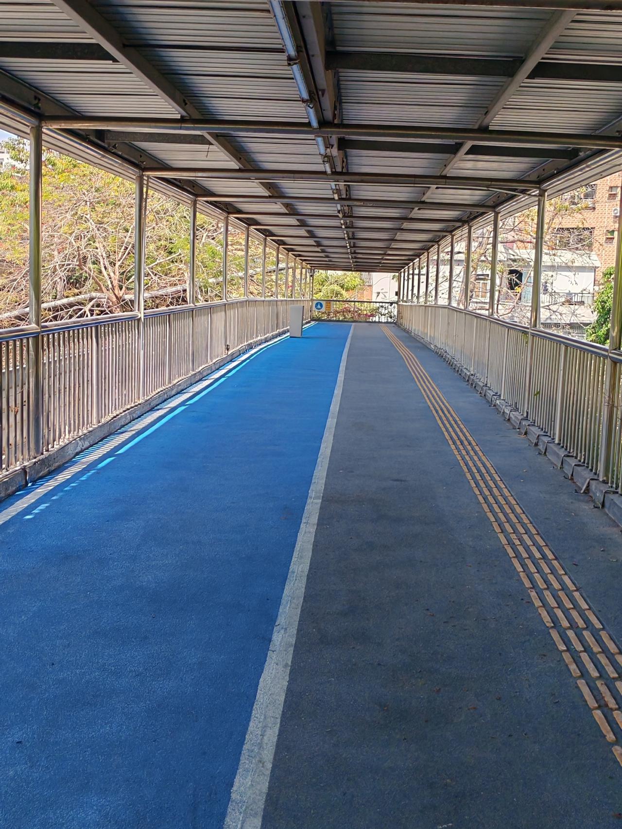 这是2026年3月22日，中午12：00在深圳一座人行天桥拍到的，有些地方门面、