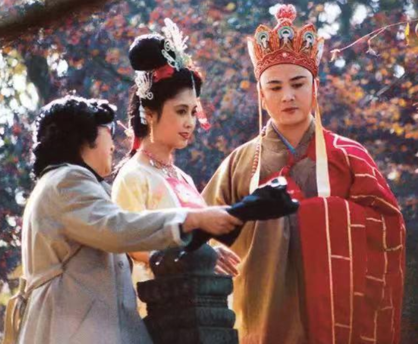 1985年，《西游记》“女儿国”部分杀青后，剧组给演员发工资。徐少华领完钱，就提