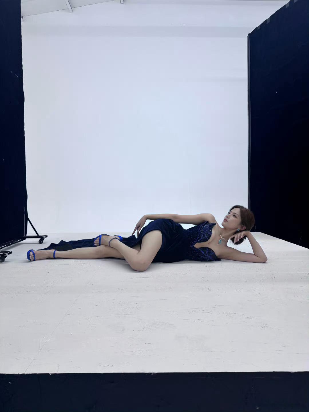 谁懂啊，图一杨超越侧躺身材比例，完全是legend级别，花了0.01秒当梦女有这