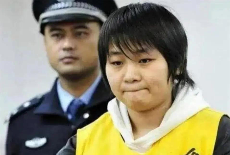 丧尽天良！少女“弑杀双亲“”砍钝了9把刀，还与尸体共度4天4夜齐萍萍，199