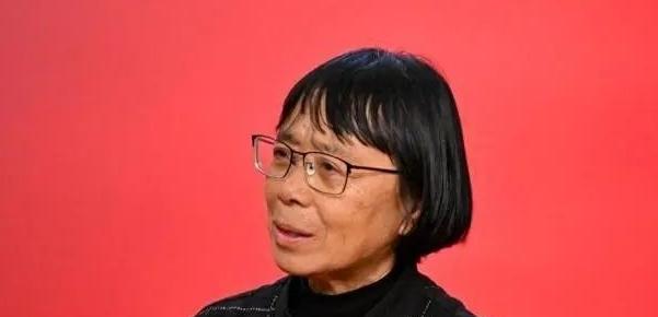 1995年，张桂梅丈夫去世，一天一位女老师摸了摸她的肚子，惊讶的说：“你肚子圆鼓