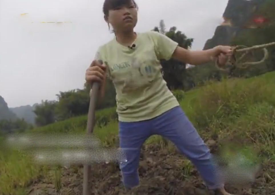 女孩没爹娘, 生重病下半身或瘫痪, 还要下地干活