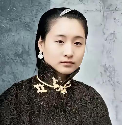 1916年，蔡锷病逝日本，年仅三十四岁。消息传到北京，小凤仙戴着白花前往追悼会，