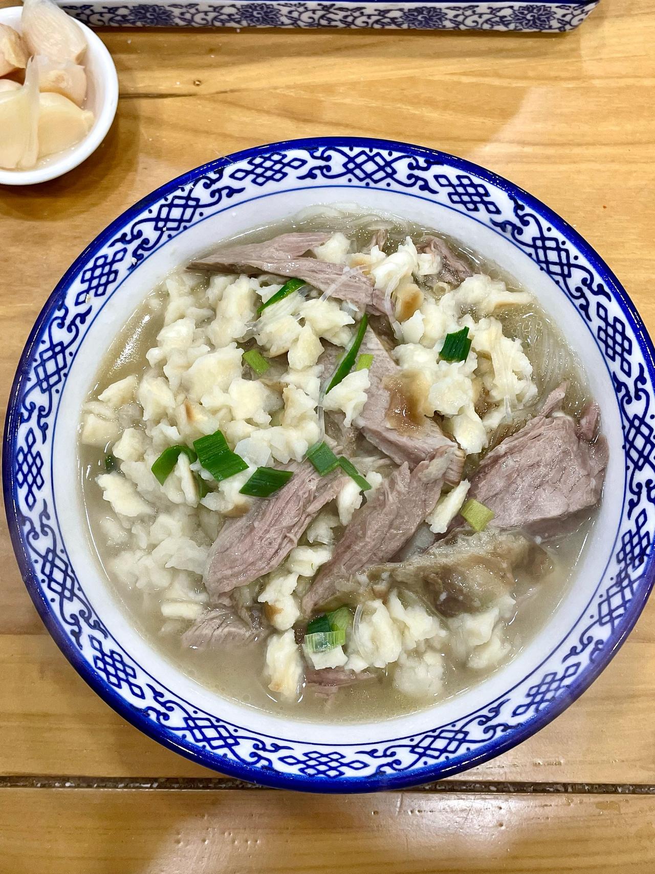 西安的羊肉泡馍到底怎么样？这几年我经常去西安，吃遍了西安的各类泡馍。其实我最不能