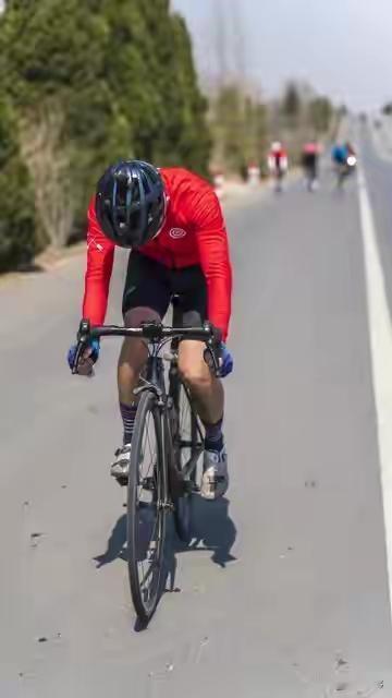 武汉一个女孩骑了47公里，回家后左腿慢慢肿了起来。她没当回事，还发了朋友圈——那