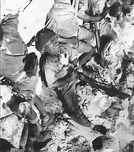 1945年，硫磺岛战役中，一名狡诈的日本士兵，躲藏在逼仄的岩洞里，不断地打冷枪，