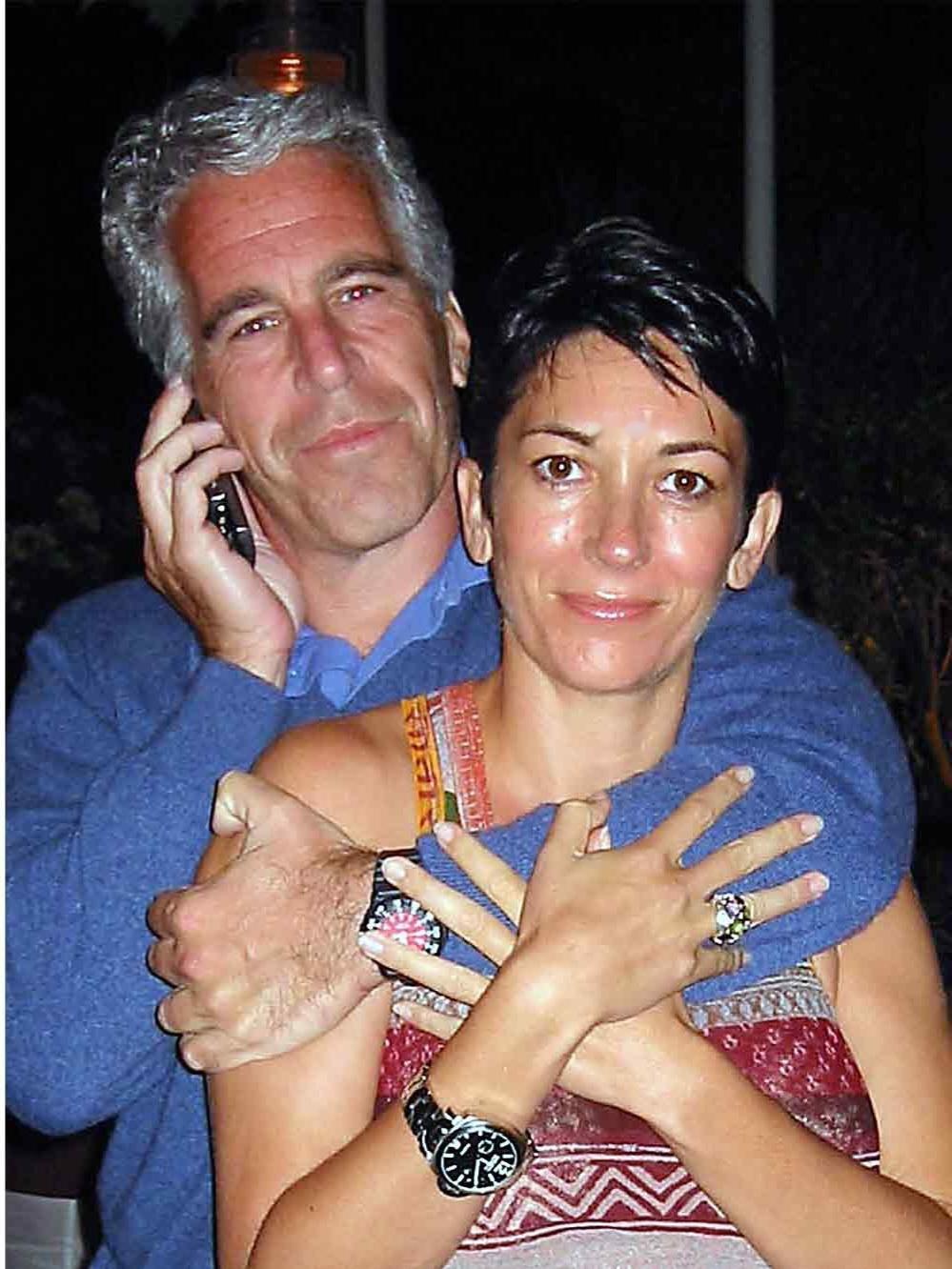 图一是恶贯满盈的爱泼斯坦和他女友麦克斯韦图二这个白色西装的老男人叫罗伯特麦克斯韦