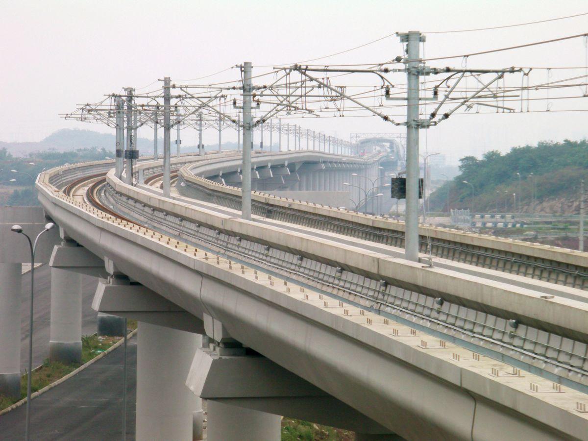 重庆轨道交通1号线赖家桥与微电园区间相隔十三年的图片，图1拍摄于2012年10月