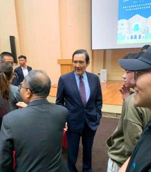 台湾地区，长期阻碍中国统一就是马英九。这个人非常之狡猾！在他担任领导人期间，从美