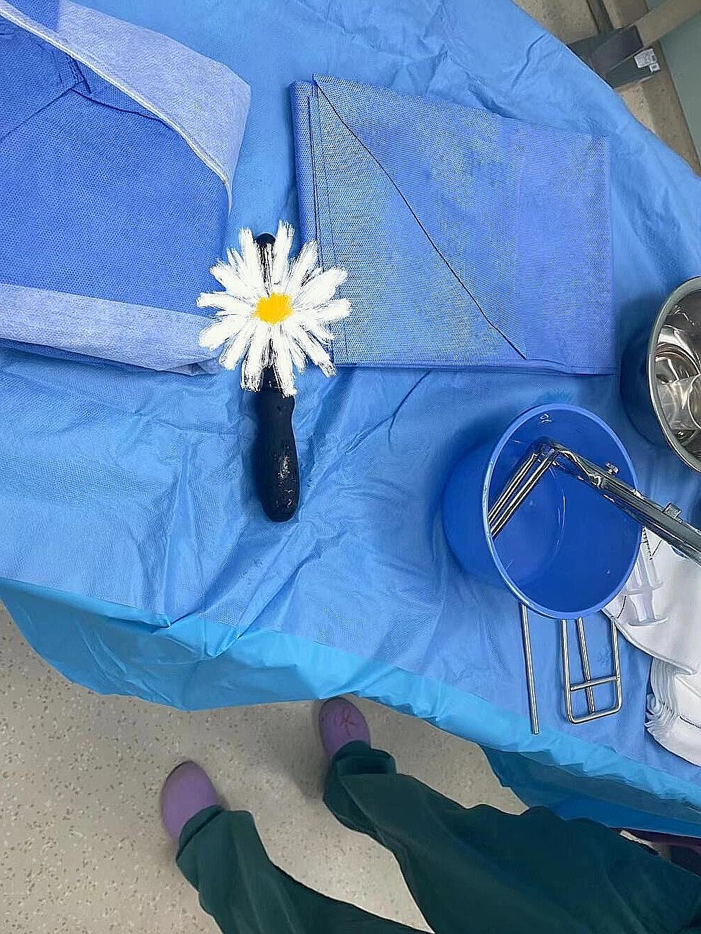 国庆一早，俩小年轻去医院，避孕套弄里面出不来了。女的害羞得不行，男的站边上直冒汗