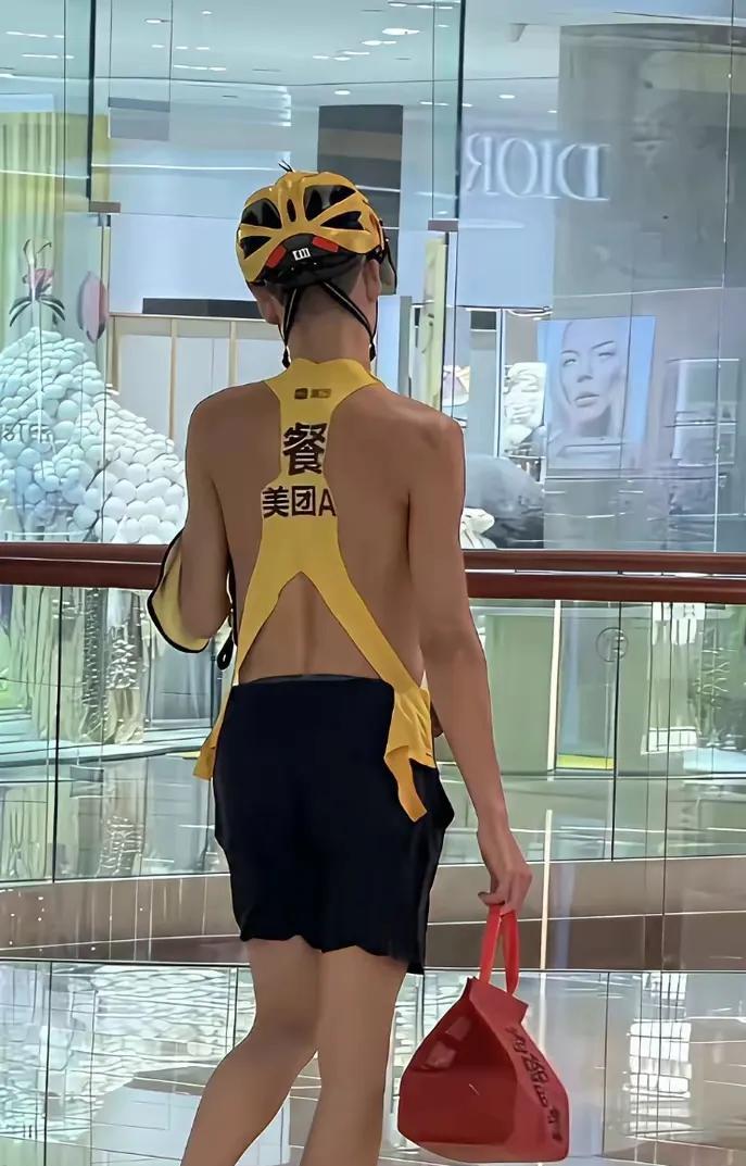 快递小哥这身穿着就知道有多热！这两天，广东的室外气温高达35℃，感觉一出门就可