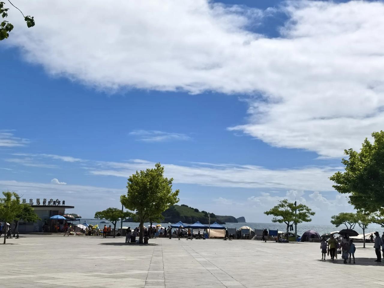 前天我们一家三口，去了大连付家庄公园玩水，度过了一个美好的下午。前天是星期天，