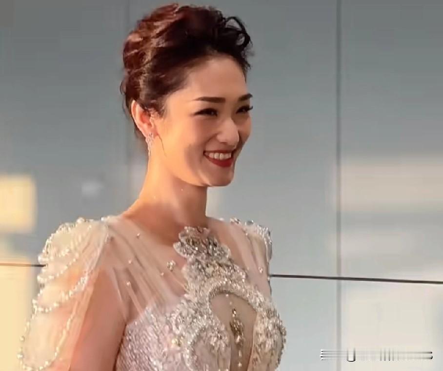 蓝羽真不愧是央视六公主，每次看她主持，都感觉她气场十足！她最圈粉的地方，就是