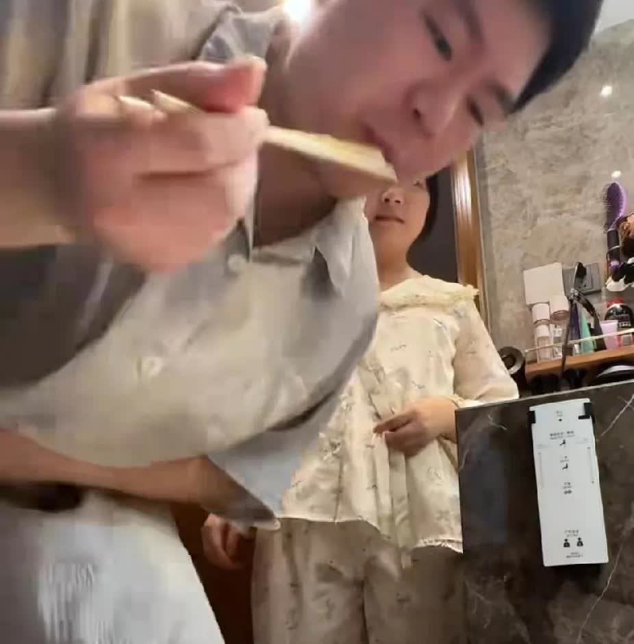 笑岔气了！8月21日，江苏一对夫妻在家，丈夫路过卫生间门口看到妻子正拿着筷子在马