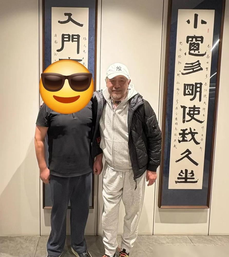 红毯上67岁的陈宝国，看着虚得不行。哪是真老，为了新戏癌症角色，他暴瘦20