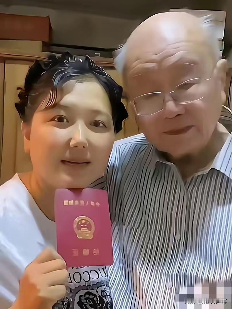 这个女人这么年轻，看样子最多也是40岁多一点，嫁一个这么大年纪的老公，这个男的看