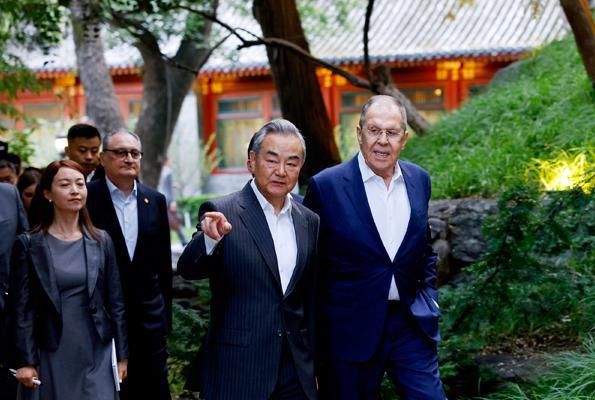 俄外长离开北京前，见到了最想见的人，一句话让普京没了后顾之忧。根据俄方媒体的公开