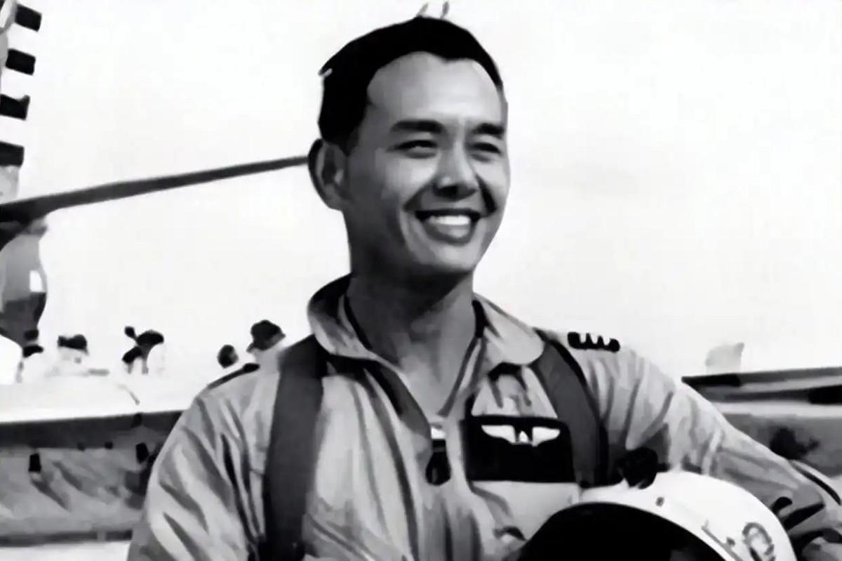 1956年，台湾飞行员韦大卫，偷偷驾驶蒋纬国的专机起义，飞机升空后，他高兴地大喊