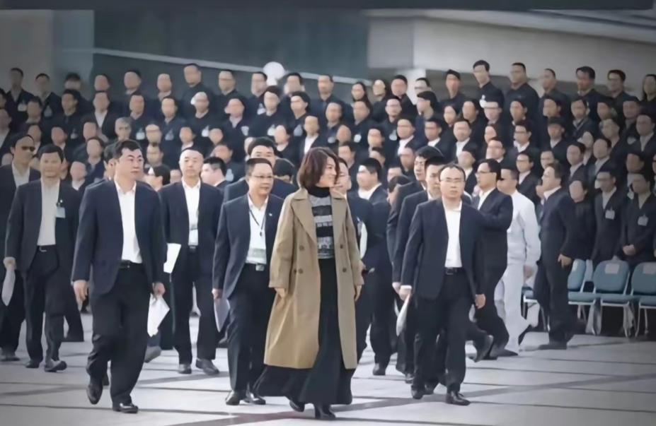 就凭这张照片，可以让董小姐吹一吹了吧？10月成都的格力海外经销商大会上，董