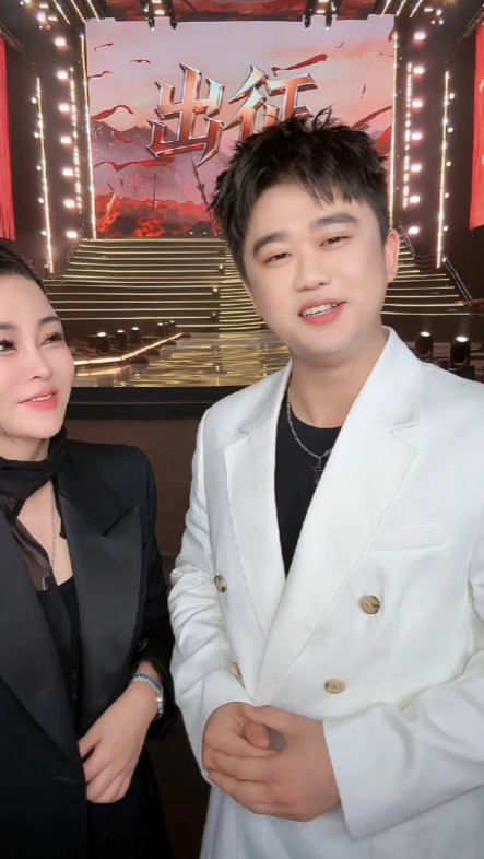“替父出征”的赵梦澈回应蛋蛋什么时候直播，称蛋蛋年前不会开播了，就我一个战将了，