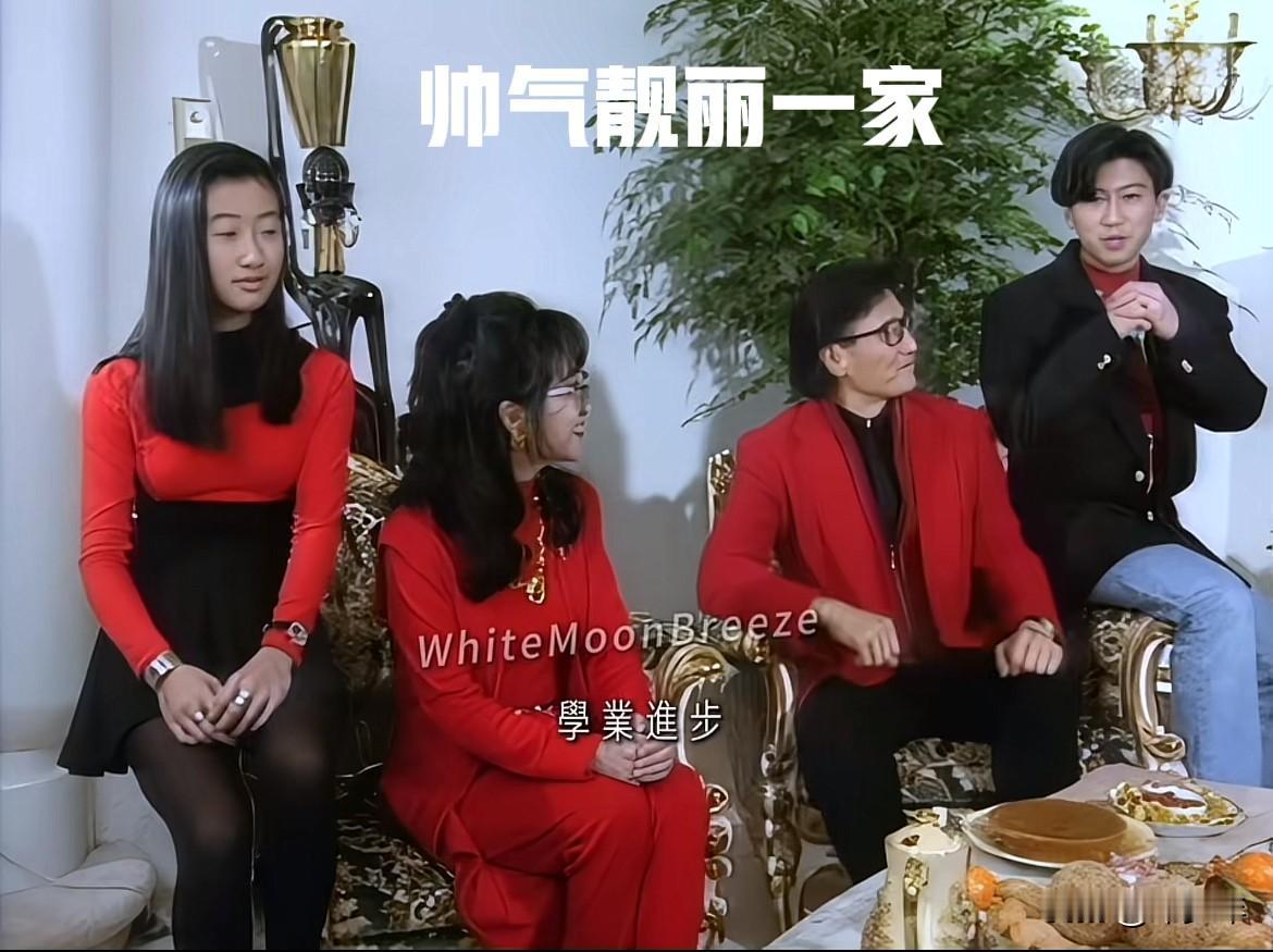 谢霆锋一家一段上世纪90年代的全家新年祝福视频曝光，视频中年轻的谢贤和狄波拉夫妻