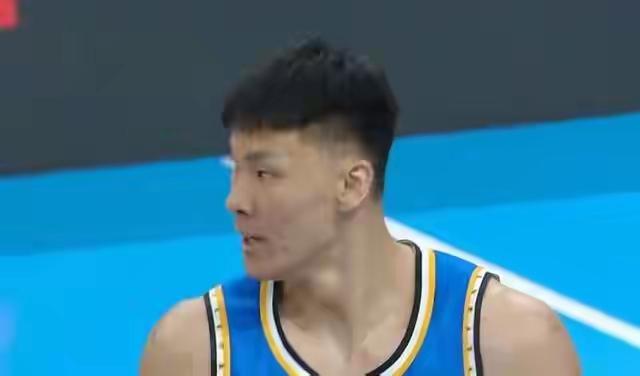 陈颖骏1分半钟投入三分，北汽男篮和稠州队比赛开场了。接着，陈颖骏两罚两中，开局一