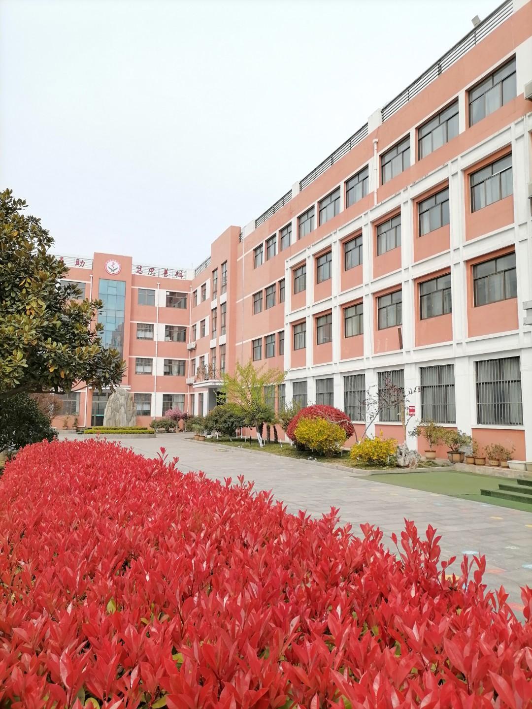 小王老师说：那天丢人丢大了。丁老师是小王的小学班主任，那时候丁老师刚参加工作