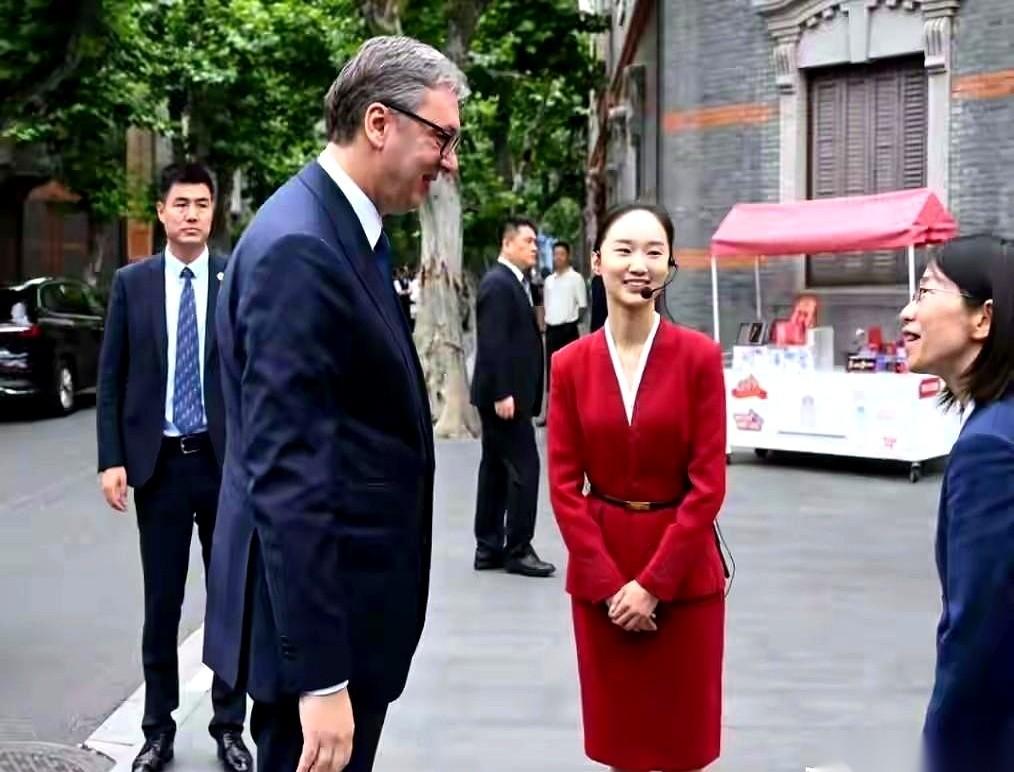 塞尔维亚总统武契奇来上海访问，规格极高。在一大会址参观，全场的长枪短炮，都严阵