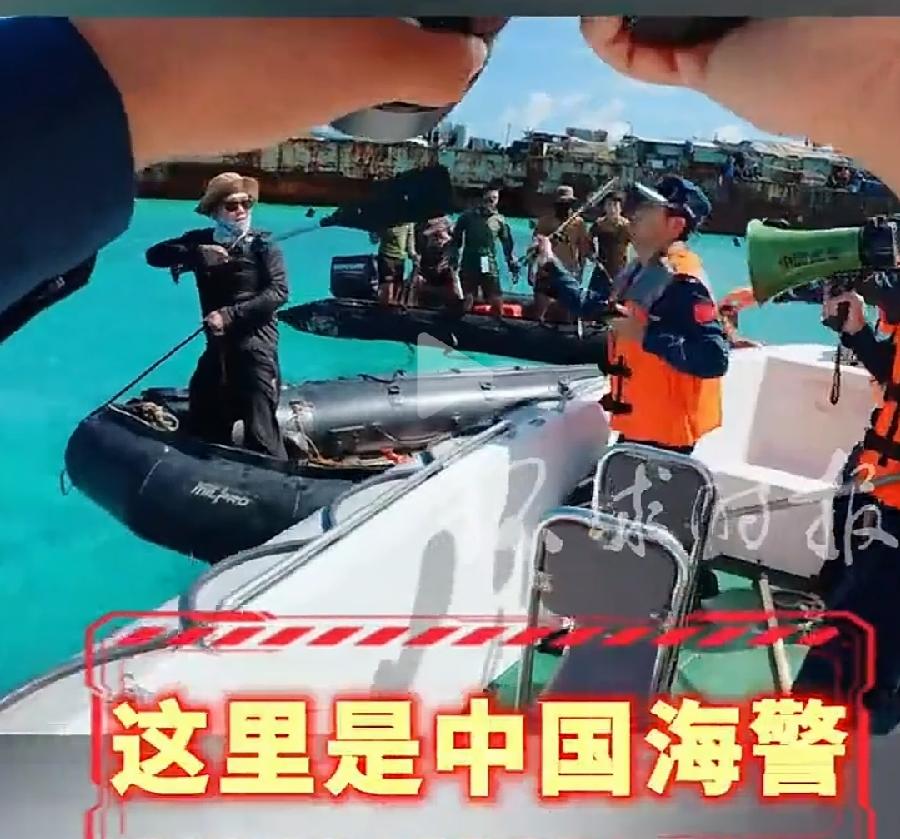 菲律宾两艘皮划艇一群流氓，攻击中国海警执法人员，拿着挥舞着长棍杆子，围着中方执法