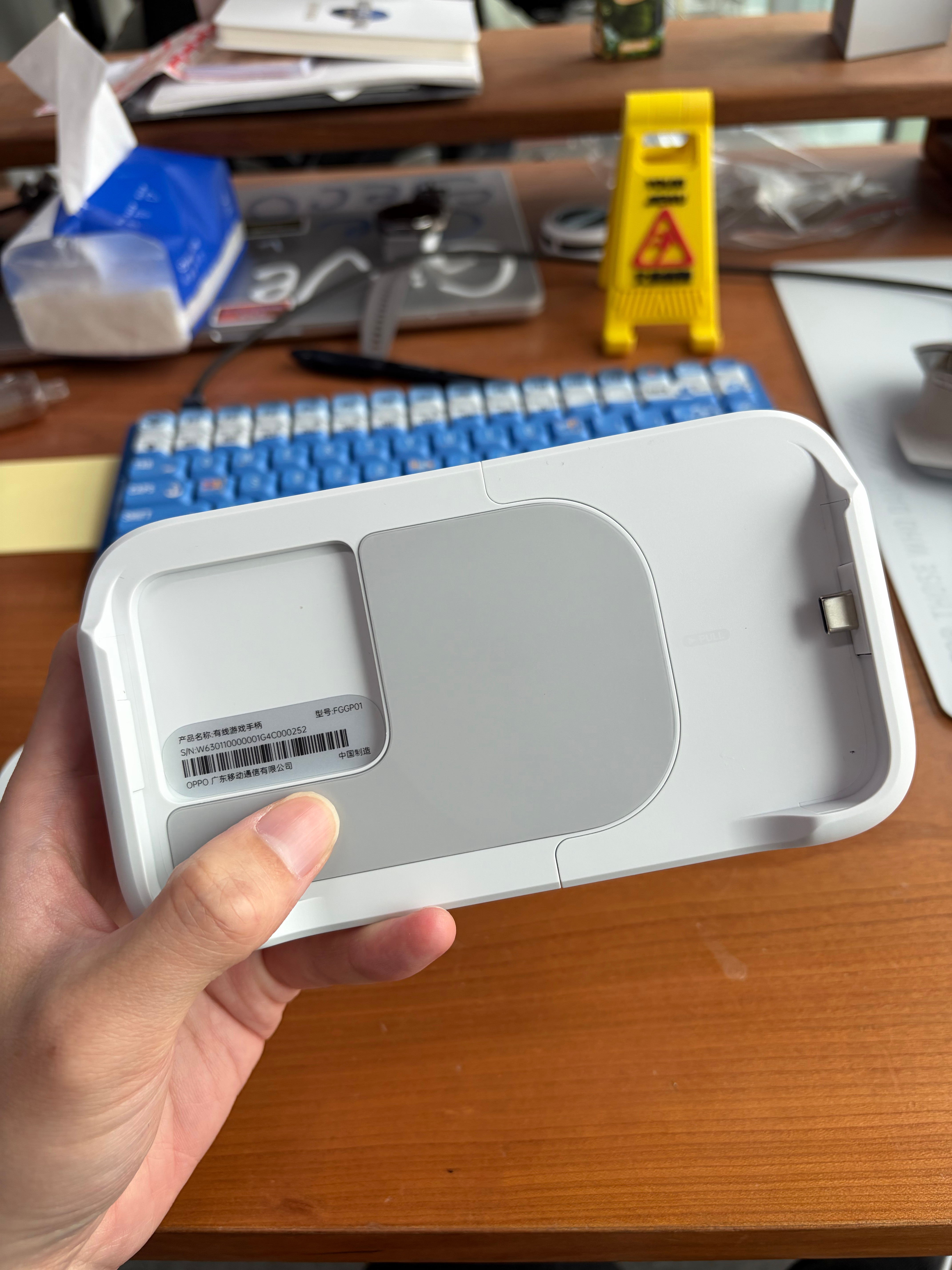 刚收到一加Ace6至尊版以及配套的枪神游戏手柄和散热器，非常有意思。先给你