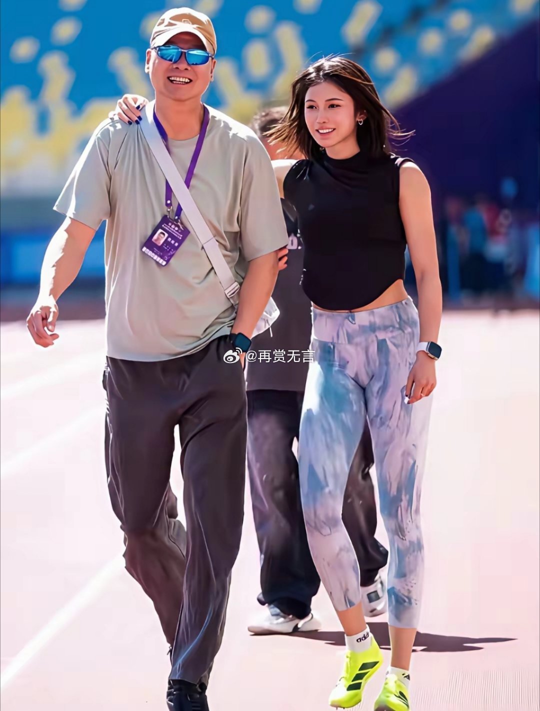 吴艳妮好有明星范儿啊，这个大长腿也太纤细了。