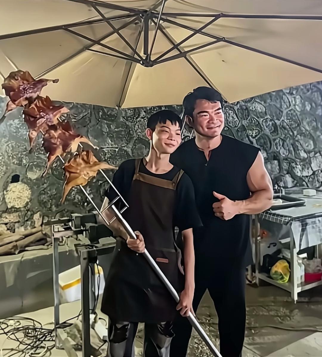 估计李维刚现在也挺后悔的不仅是因为烤鸡少年用了肉宝王，还有那15块钱一只的罗