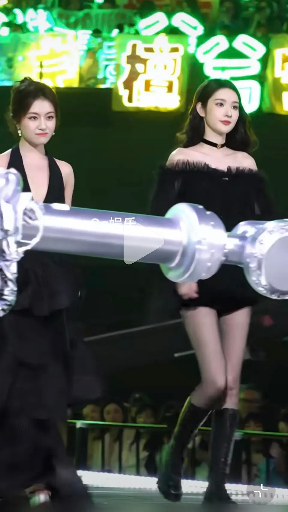 到底是谁在说王玉雯是普女啊？！她线下明明超级美，这腿真的太长了，和李兰迪站在一起