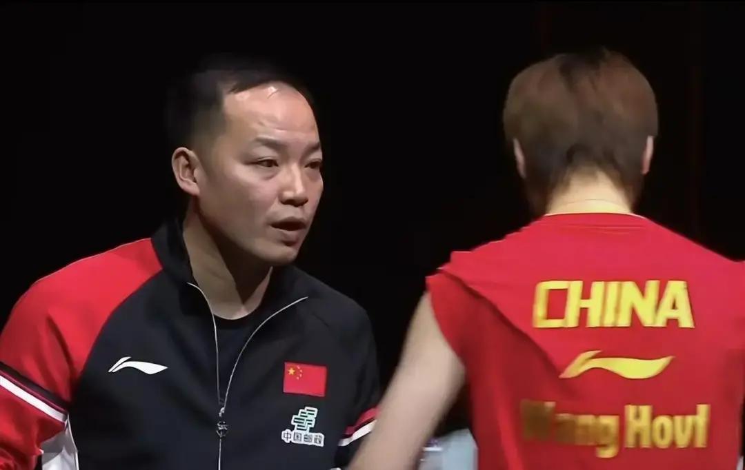 外籍裁判打分，国乒换血两位老外把国乒教练打分表直接拍桌上。罗斯科夫盯反手漏