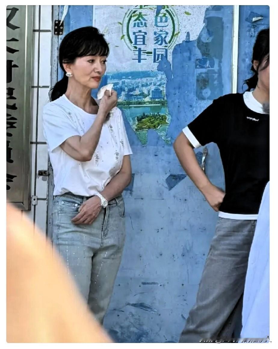 8月1日，赵雅芝现身江西宜春宜丰县，无修图就是个干瘪老太太，但手背有锻炼的痕迹，