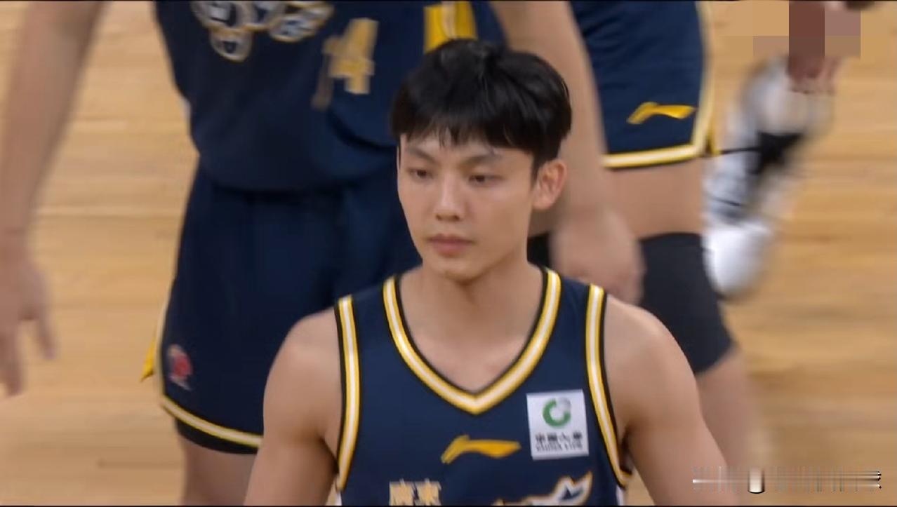 广东东阳光巨星徐杰终于有自知之明了！在今天进行的广东东阳光和天津先行者的季前赛中