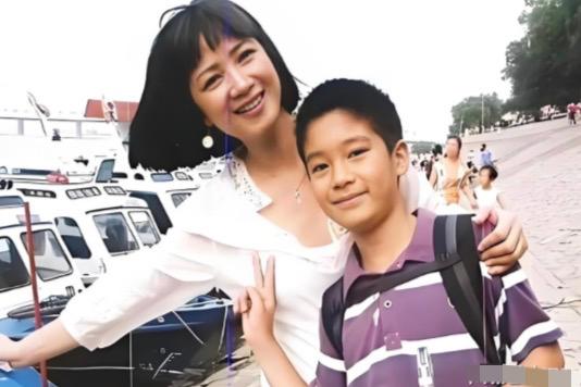 演员何晴走了她最放心不下的，应该是他儿子许何何晴儿子许何24岁，作为星二代