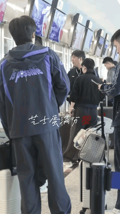 莎头同框，孙逊指导来回在说什么呢？孙逊先是在莎莎面前说了几句，然后马上回到头哥