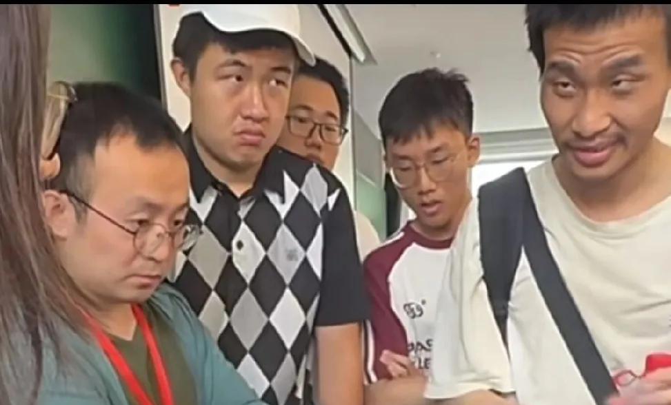 韦神犀利提问震全场！北大讲座现场王虹被问冒冷汗，关键漏洞遭质疑！