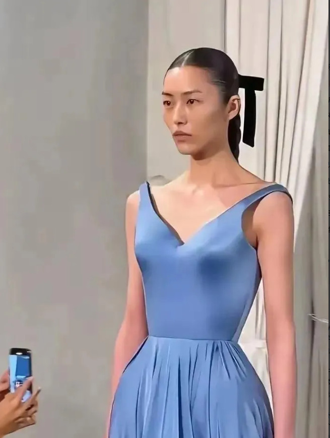 巴黎世家这次的展览被吐槽衣服不合身，这胸前空空的。