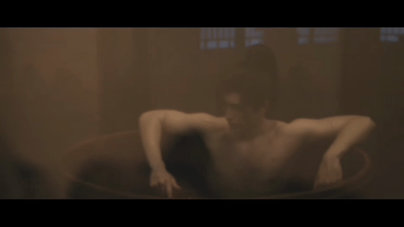 陈飞宇身材陈飞宇白日提灯沐浴戏别人沐浴戏秀身材，段胥沐浴戏秀伤疤，满背交错的痕