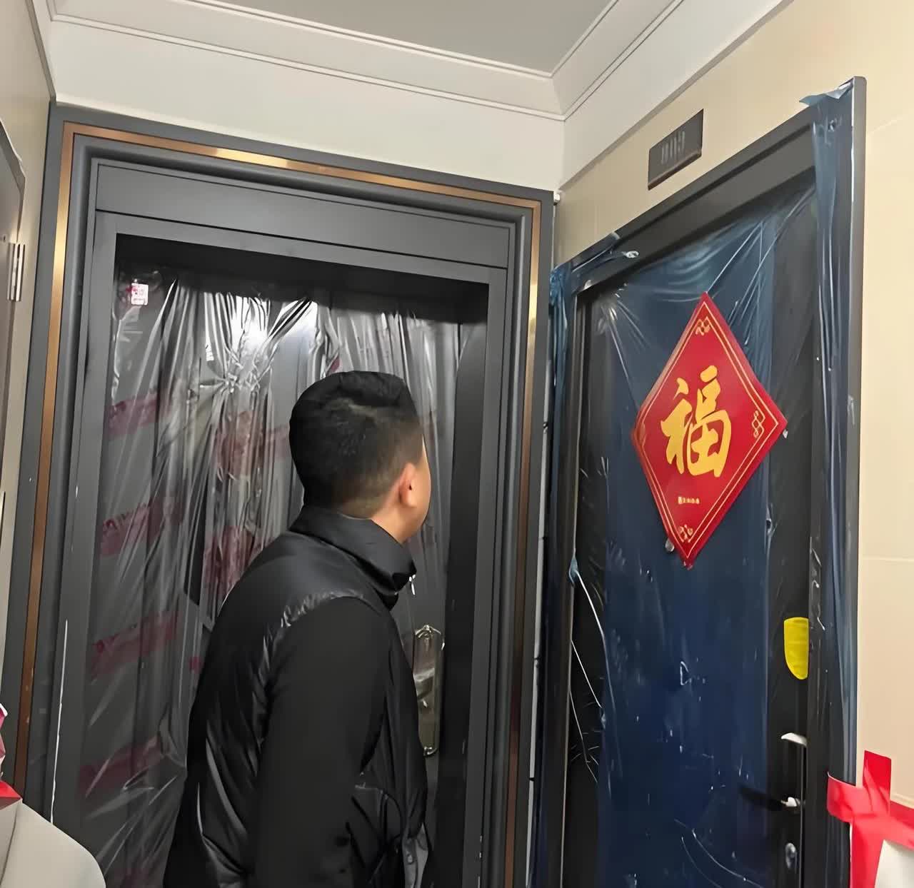 这邻居的素质太差，让我心寒！小区门靠门女邻居私自垫高自家门前一平方以及门槛高出2