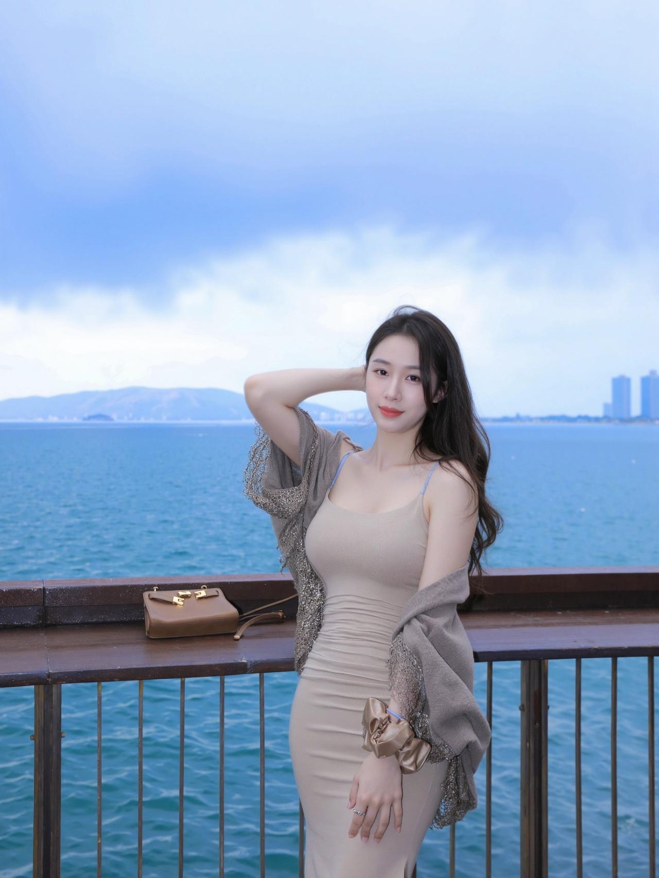 米色长裙配海景，画面很舒服海边风有点轻，这组照片看着很安静🌊米色吊带连衣裙