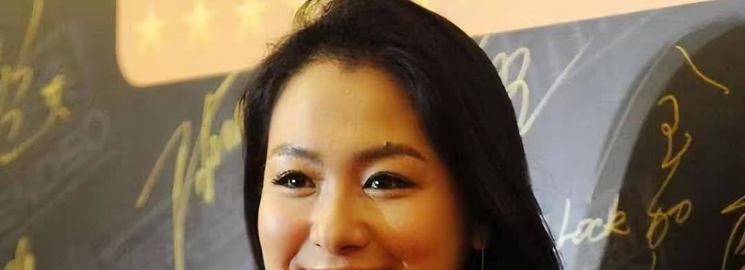 沈傲君现状：48岁仍漂亮迷人，嫁乾隆后裔外交官，15岁儿子太像爹