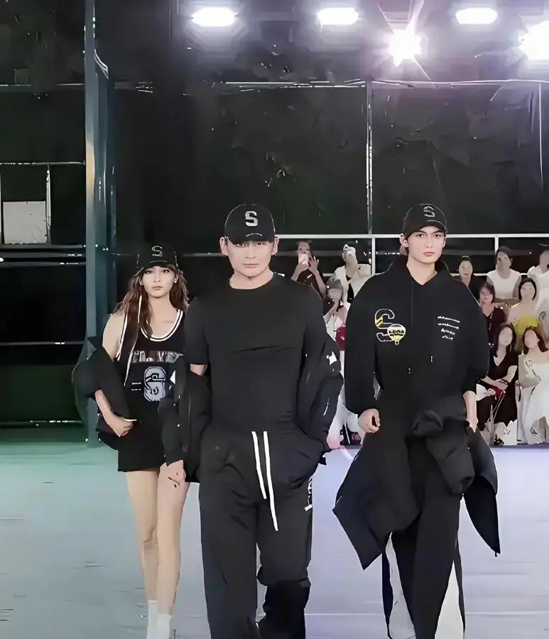 景岗山那对龙凤胎最近被夸疯了。儿子弹琴的视频一出，弹幕全在刷手长得好看，女儿跳舞