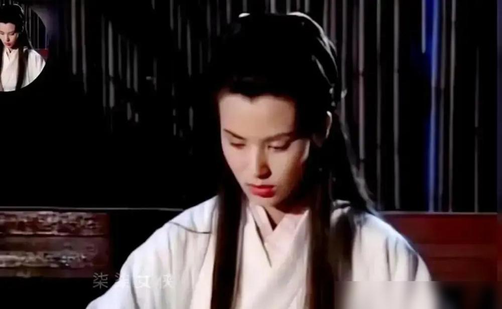 金庸一句“孤独感”把小龙女焊成冰山。结果三位姐姐直接掀桌。简单说下发生了